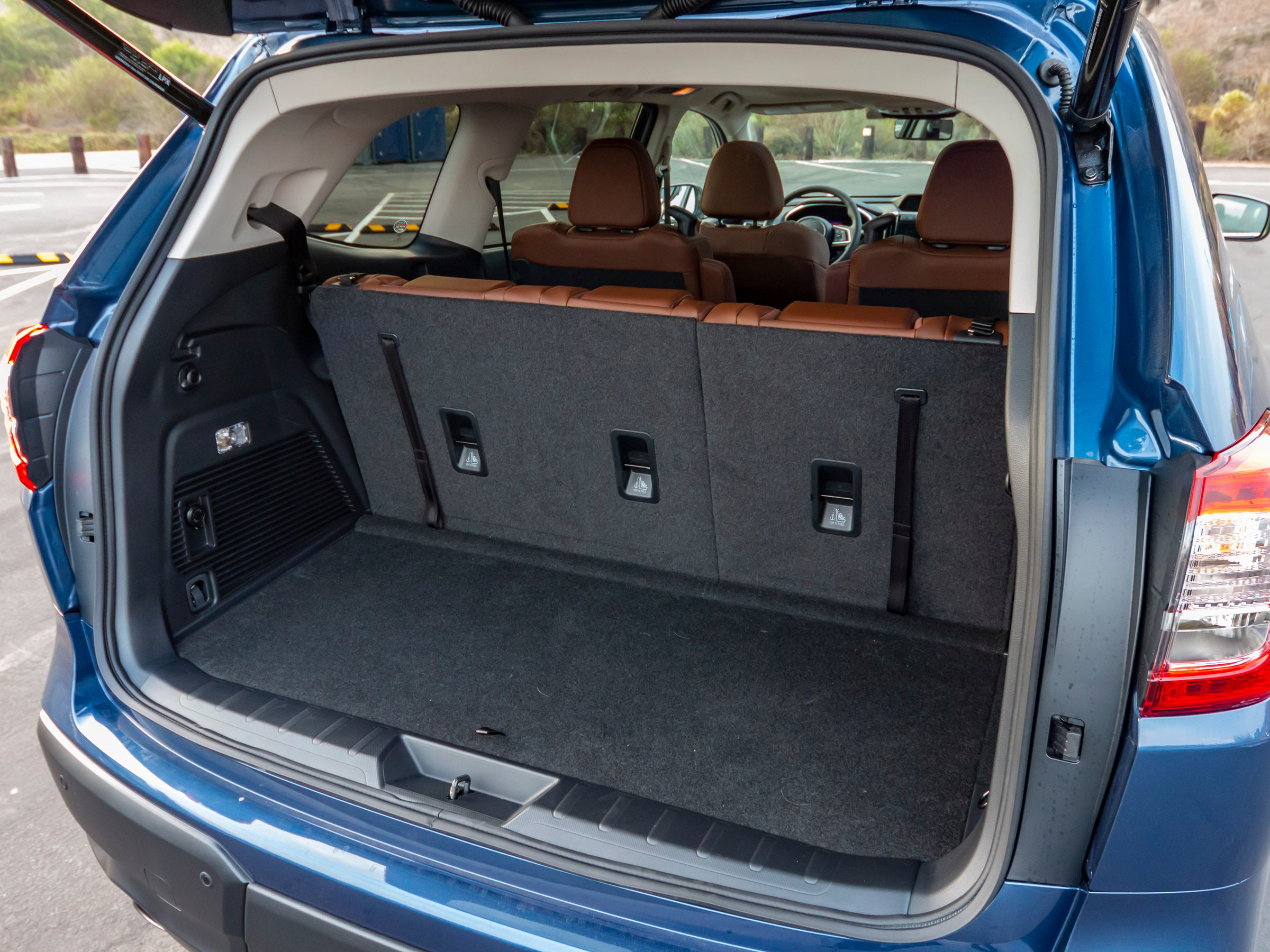 34 2019 Subaru Ascent LT Cargo KBB