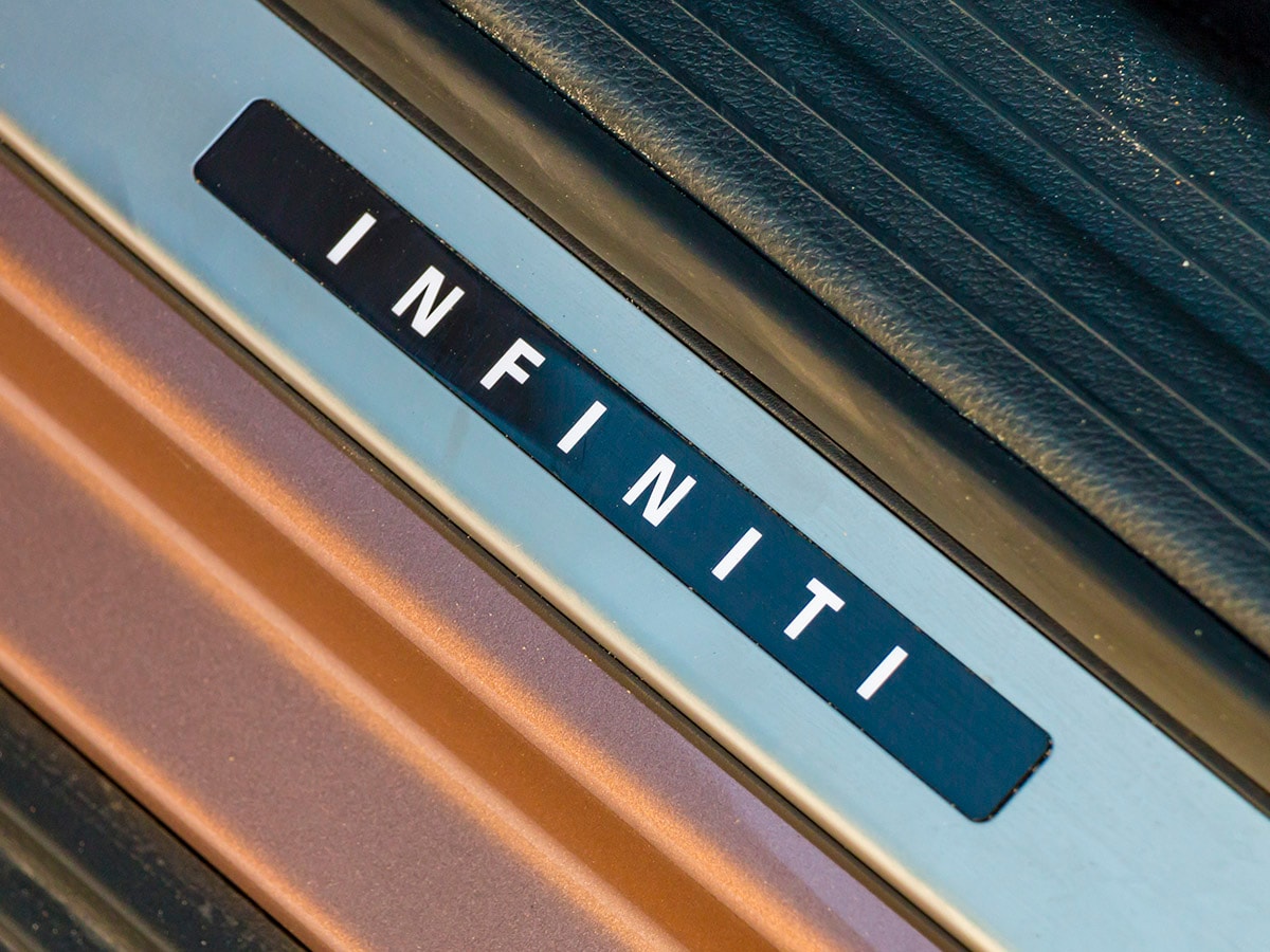 35 2018 Infiniti QX30 Long Term Interior KBB