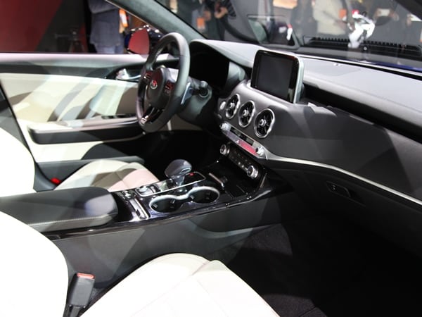 35 2018 Kia Stinger AT