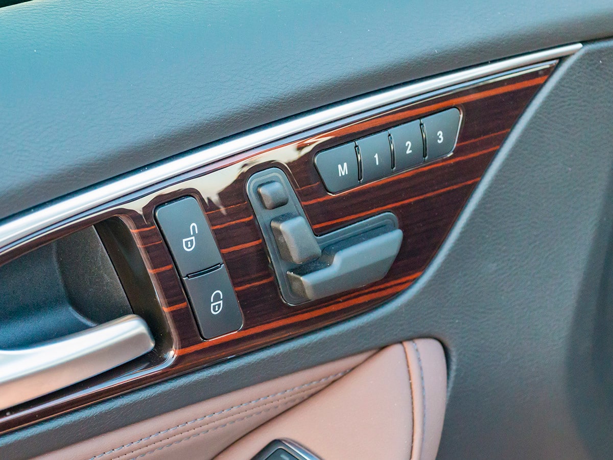 36 2018 Infiniti QX30 Long Term Interior KBB