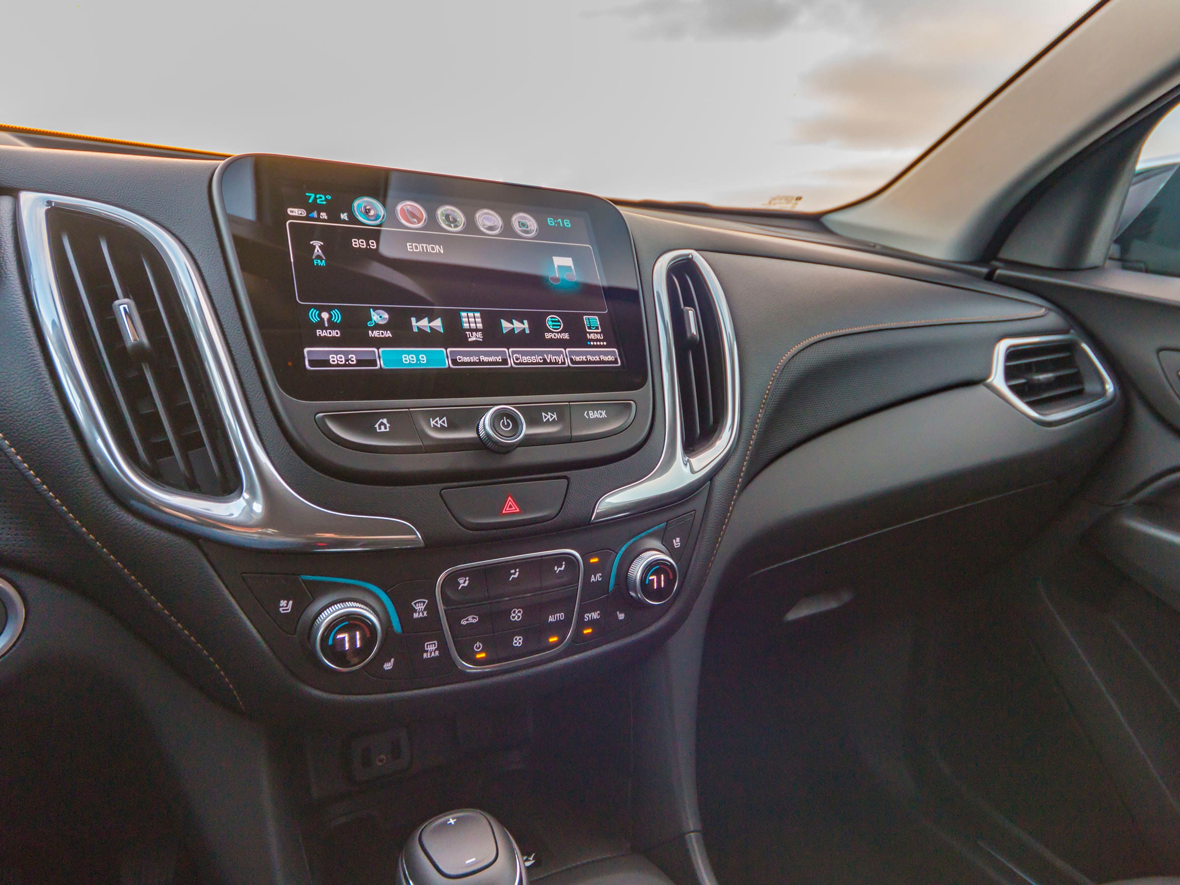 38 2018 Chevrolet Equinox Turbo Interior KBB