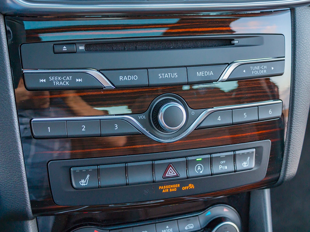 44 2018 Infiniti QX30 Long Term Interior KBB