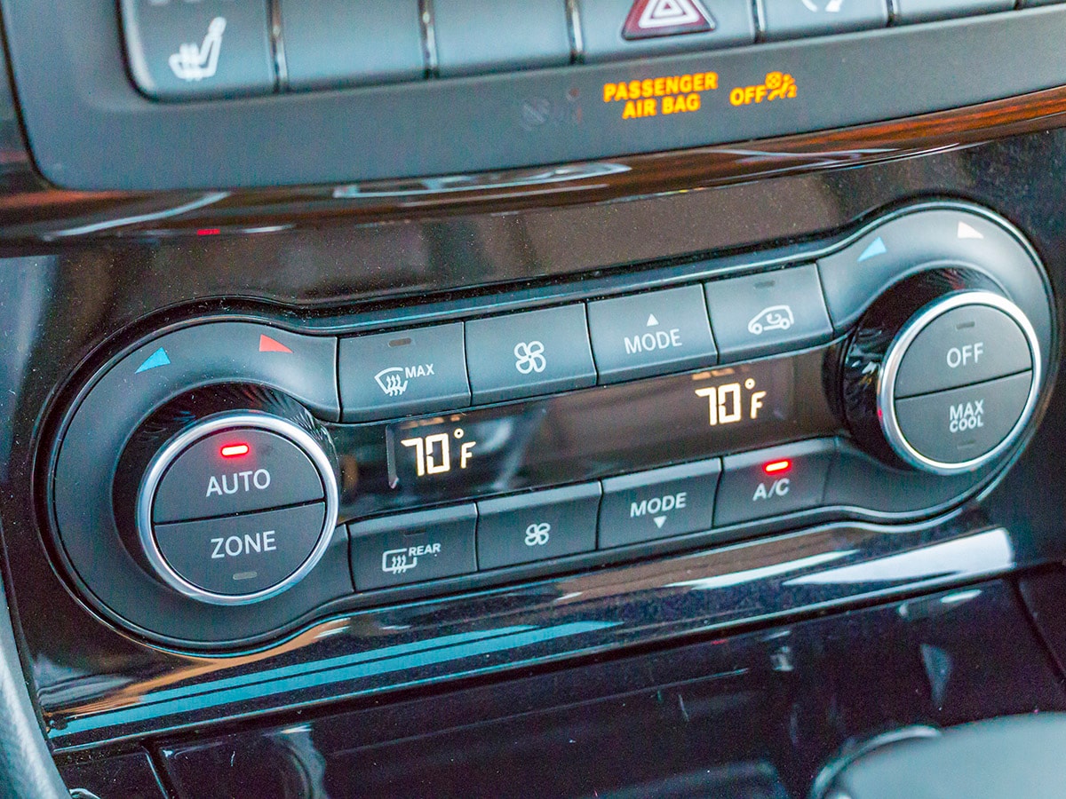 45 2018 Infiniti QX30 Long Term Interior KBB