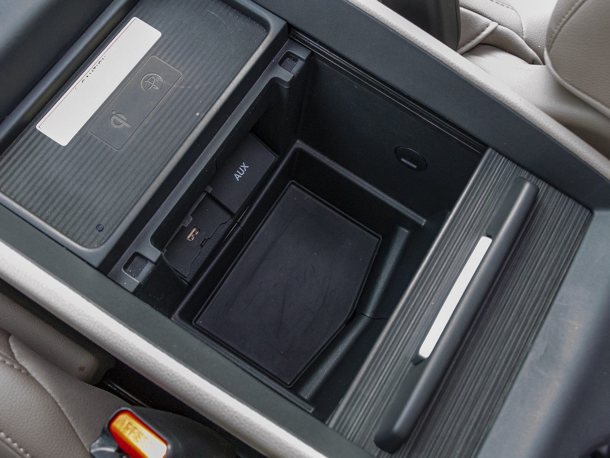 74 2018 Honda Odyssey LT Interior KBB (1)