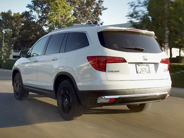 76 2017 Honda Pilot Action Rear Bb