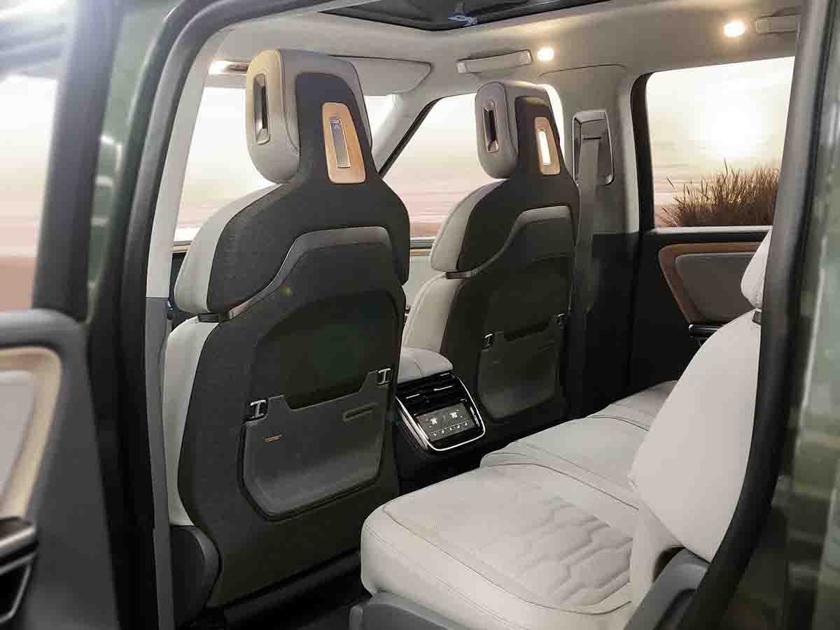 Rivian R1S Electric SUV 05