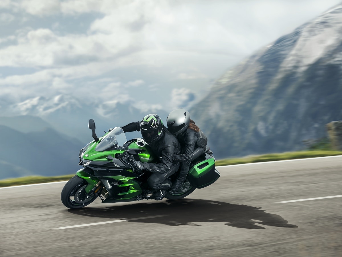 Hi 18MY Ninja H2 SX Angle 09