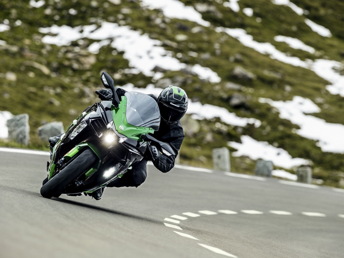 Hi 18MY Ninja H2 SX Angle 30 Solo