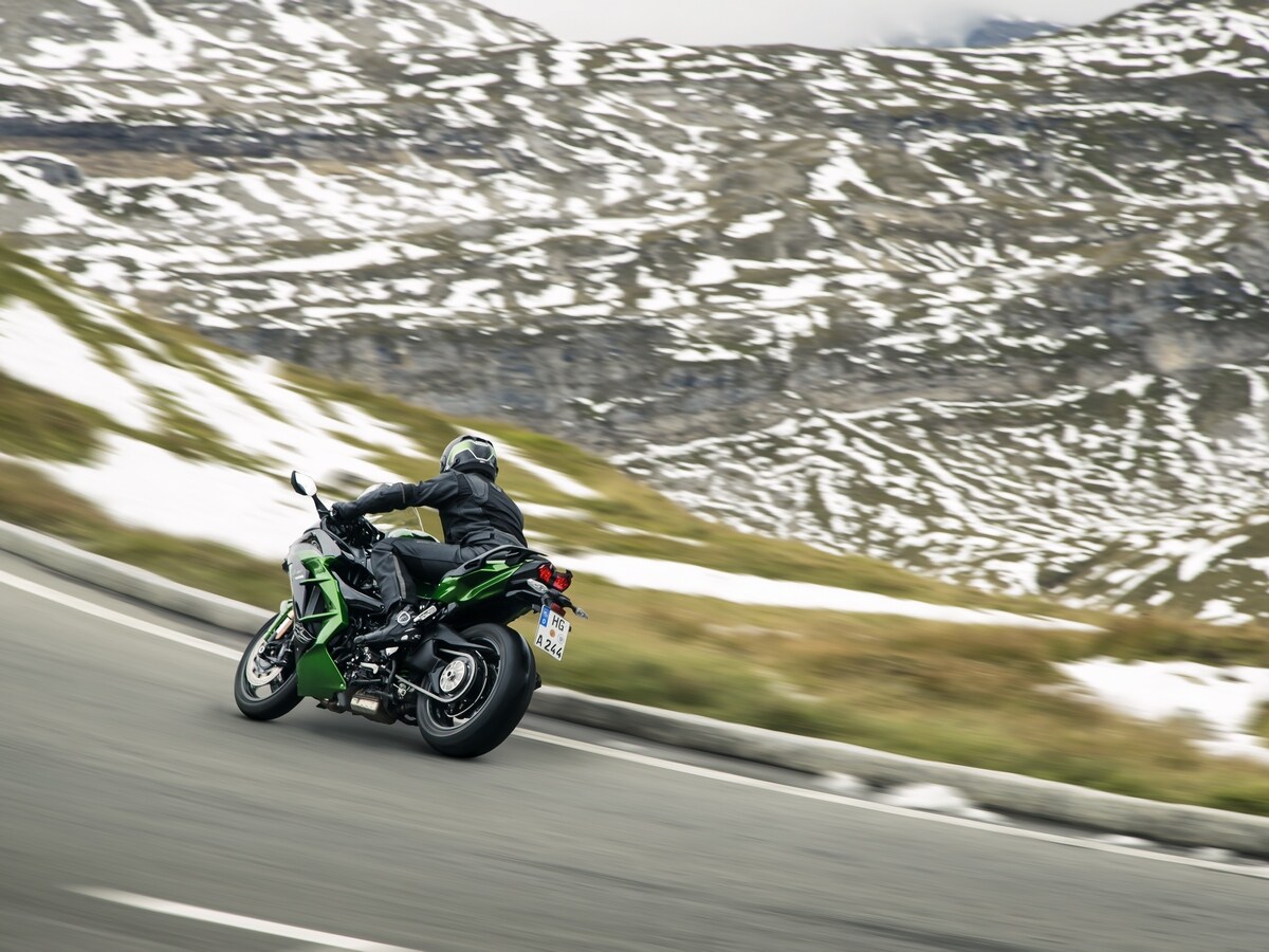 Hi 18MY Ninja H2 SX Angle 39