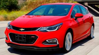 01-2017-chevrolet-cruze-hatch-comparo.jpg