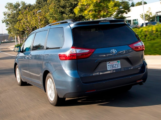 02 2017 Toyota Sienna FC