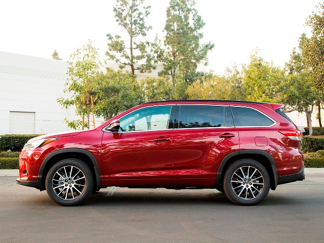 04 2017 Toyota Highlander Red FC