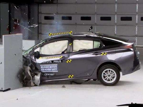 05 2106 Toyota Prius Crash Test