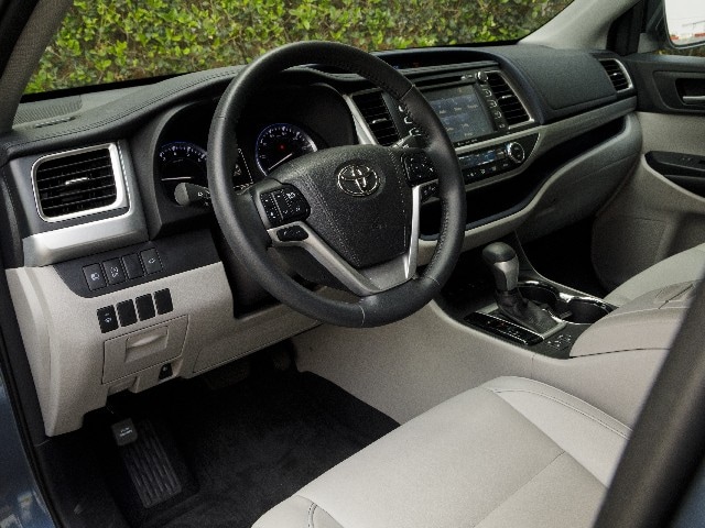 06 2017 Toyota Highlander Comparo
