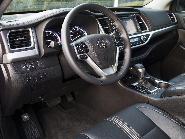 06 2017 Toyota Highlander Red FC