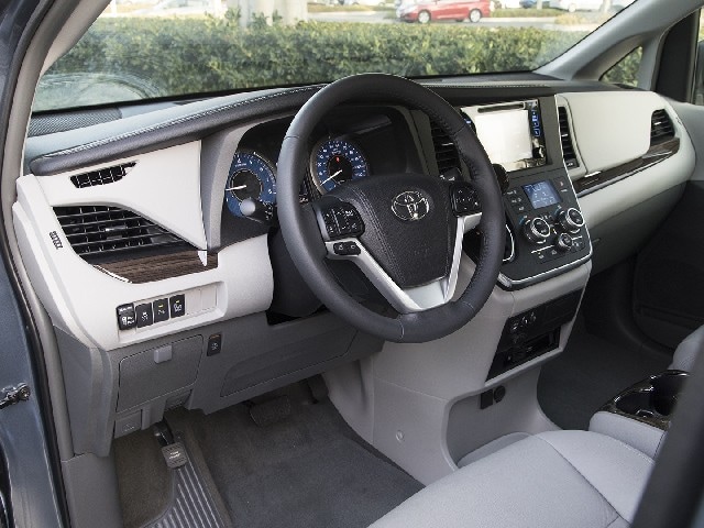 06 2017 Toyota Sienna FC
