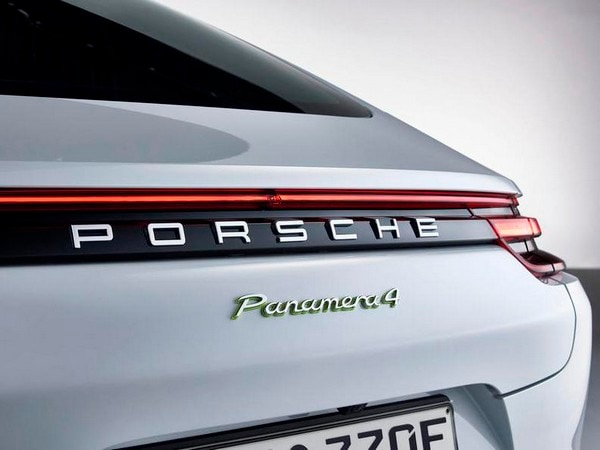 06 2018 Panamera 4 E Hybrid