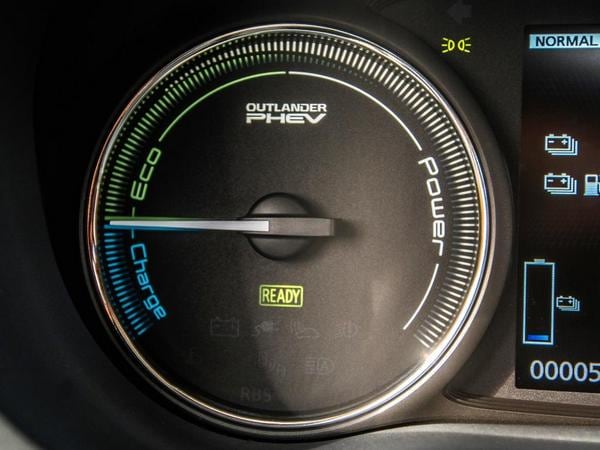 07 2017 Mitsubishi Outlander Phev (1)