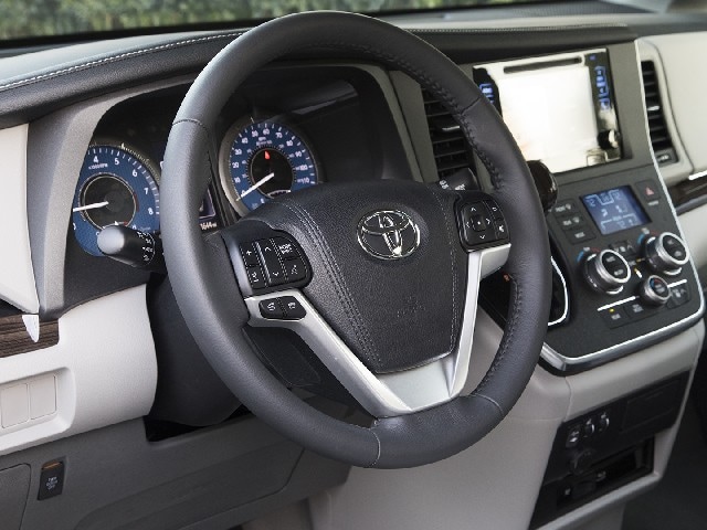 07 2017 Toyota Sienna FC