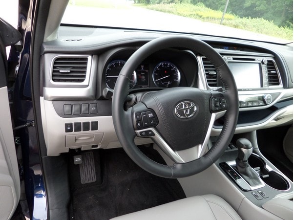 08 2016 Toyota Highlander Driving And Putting