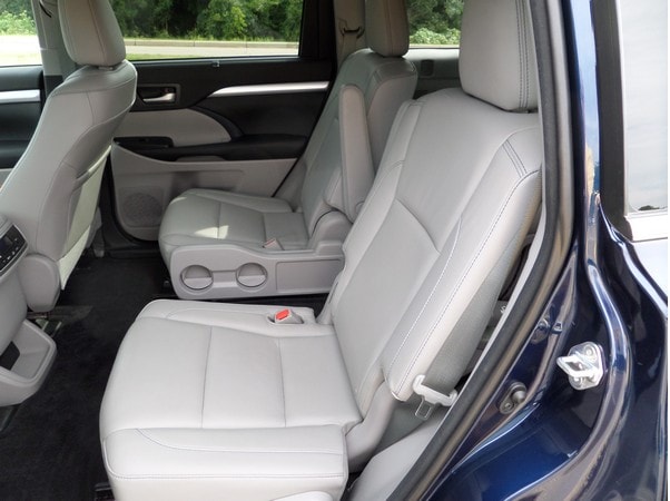 09 2016 Toyota Highlander Driving And Putting
