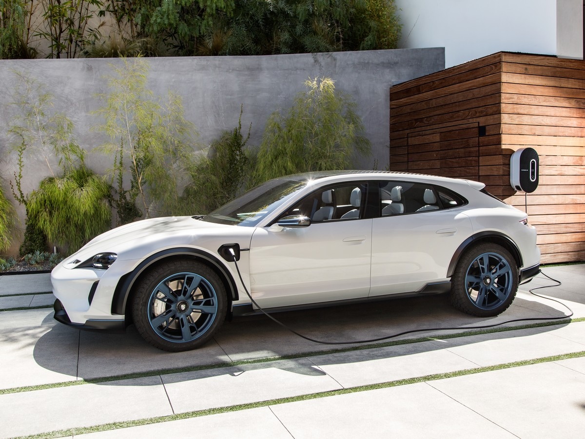 10a Porsche Mission E Cross Turismo Concept