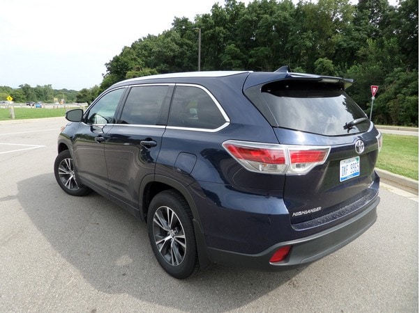 11 2016 Toyota Highlander Driving And Putting