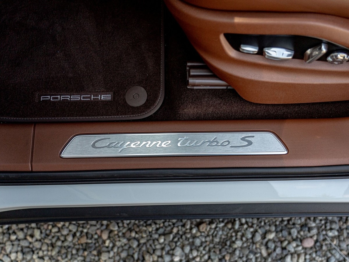 12 2020 Porsche Cayenne Turbo S Ehybrid