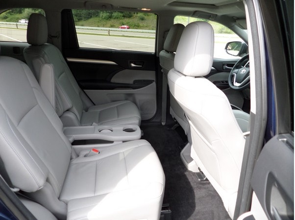 13 2016 Toyota Highlander Driving And Putting