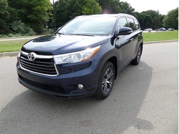 17 2016 Toyota Highlander Driving And Putting