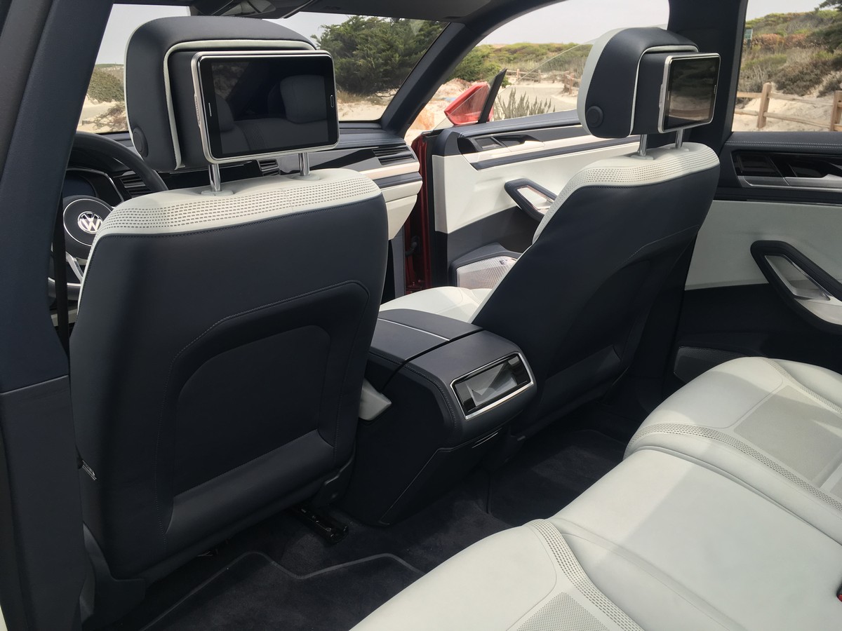28 Volkswagen Atlas Cross Sport
