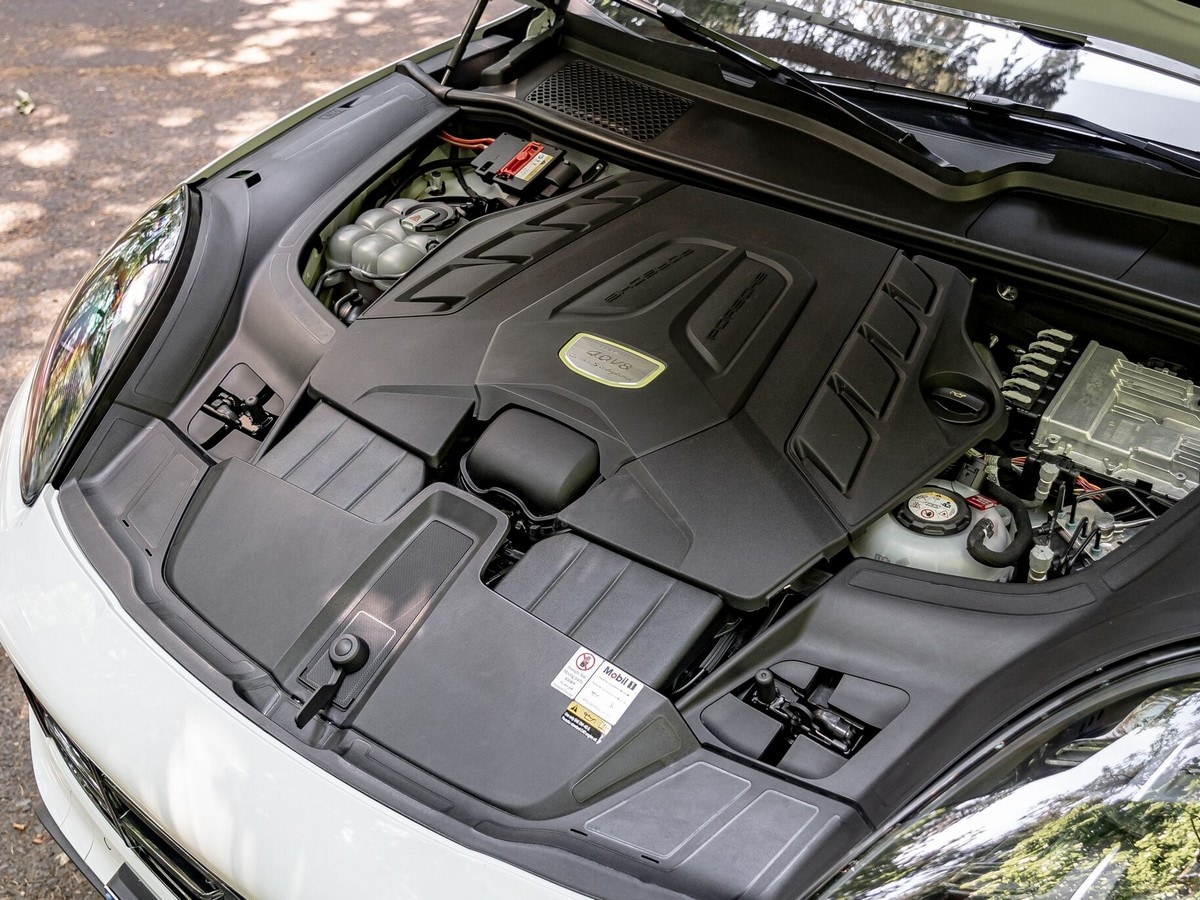 30 2020 Porsche Cayenne Turbo S Ehybrid