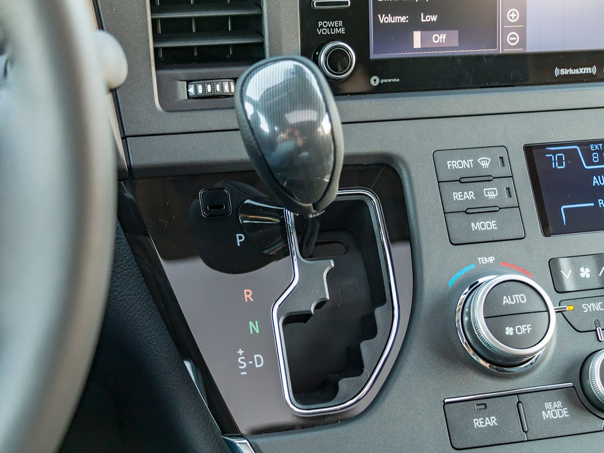 38 2018 Toyota Sienna SE Interior KBB