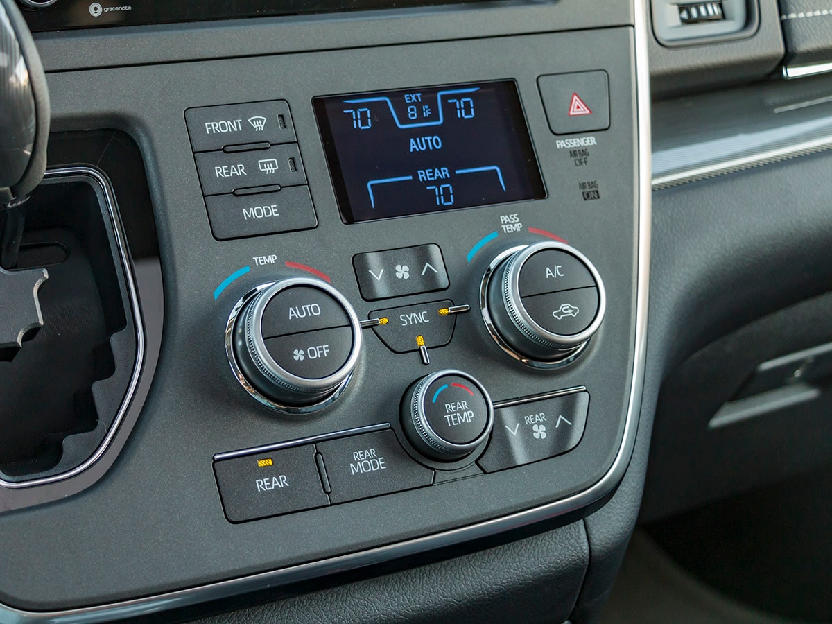 40 2018 Toyota Sienna SE Interior KBB