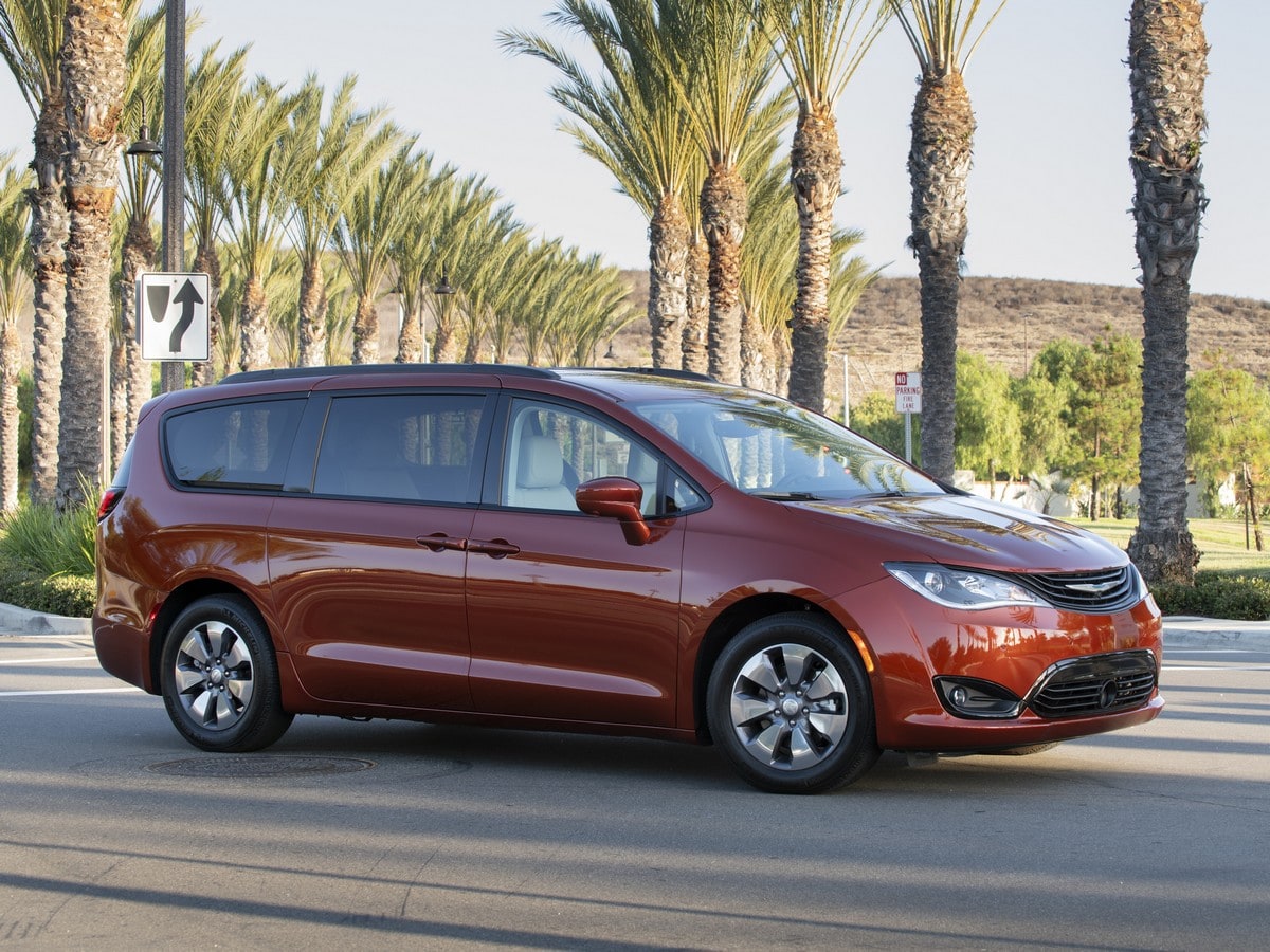 20-2018-chrysler-pacifica-hybrid-KBB