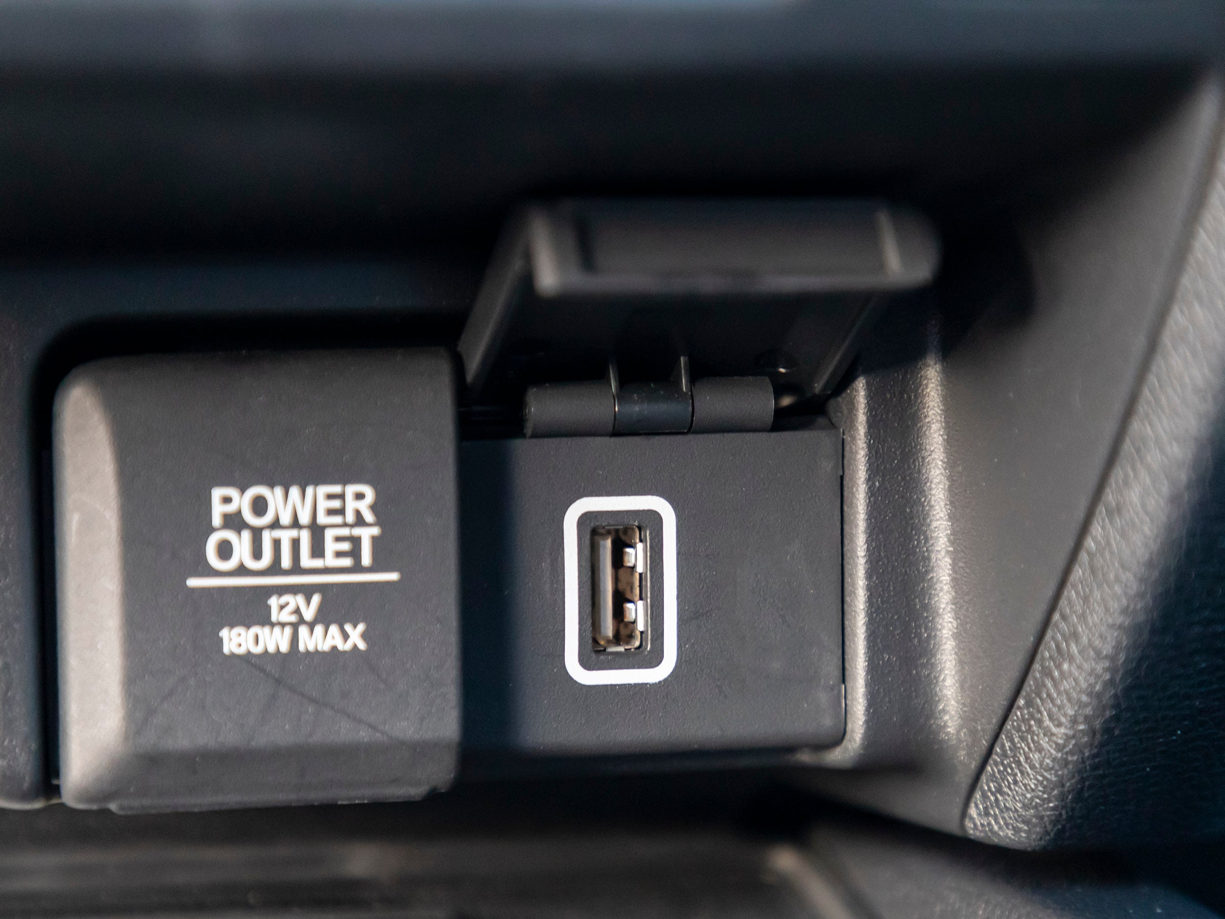 53 2019 Honda Passport Interior LT KBB