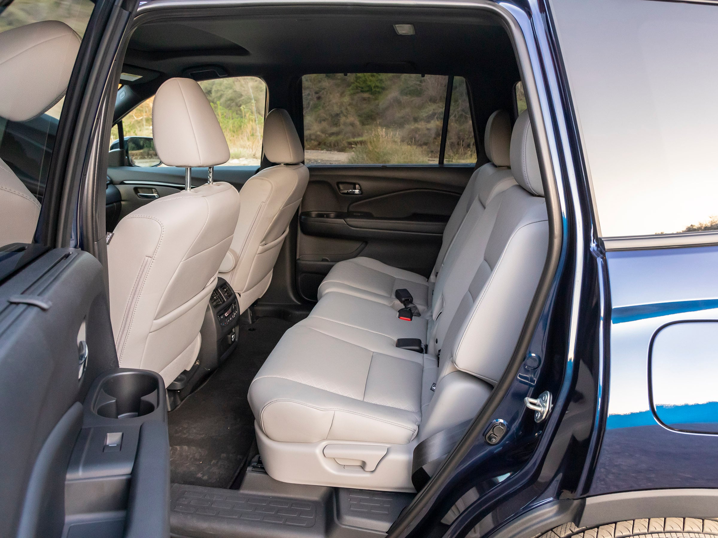 66 2019 Honda Passport Interior LT KBB