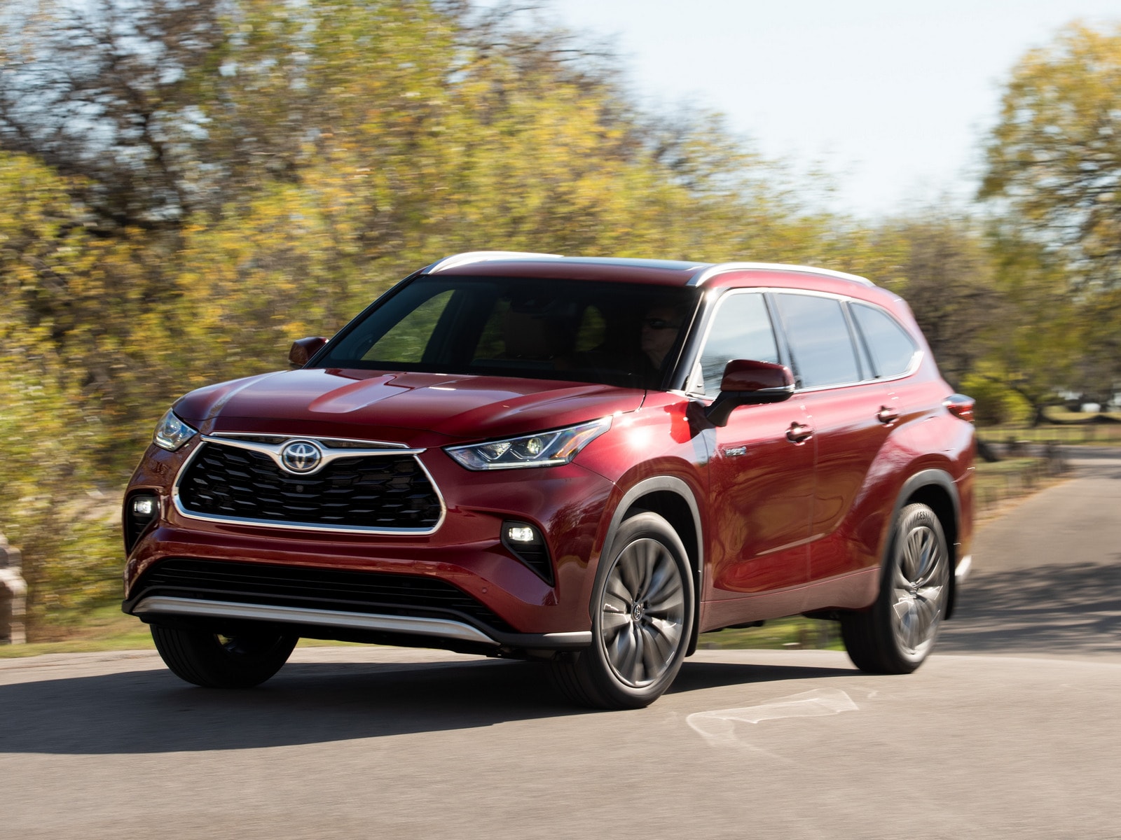 2020 Toyota Highlander Hybrid Driving Front 3qtr