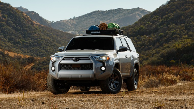 21 Toyota 4runner Vs 21 Dodge Durango Comparison Kelley Blue Book