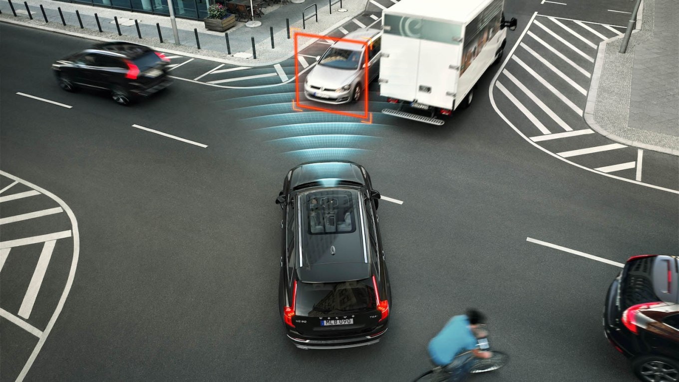 The All New Volvo XC90 City Safety Intersection