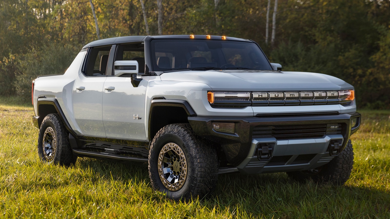 2022 GMC Hummer EV in white