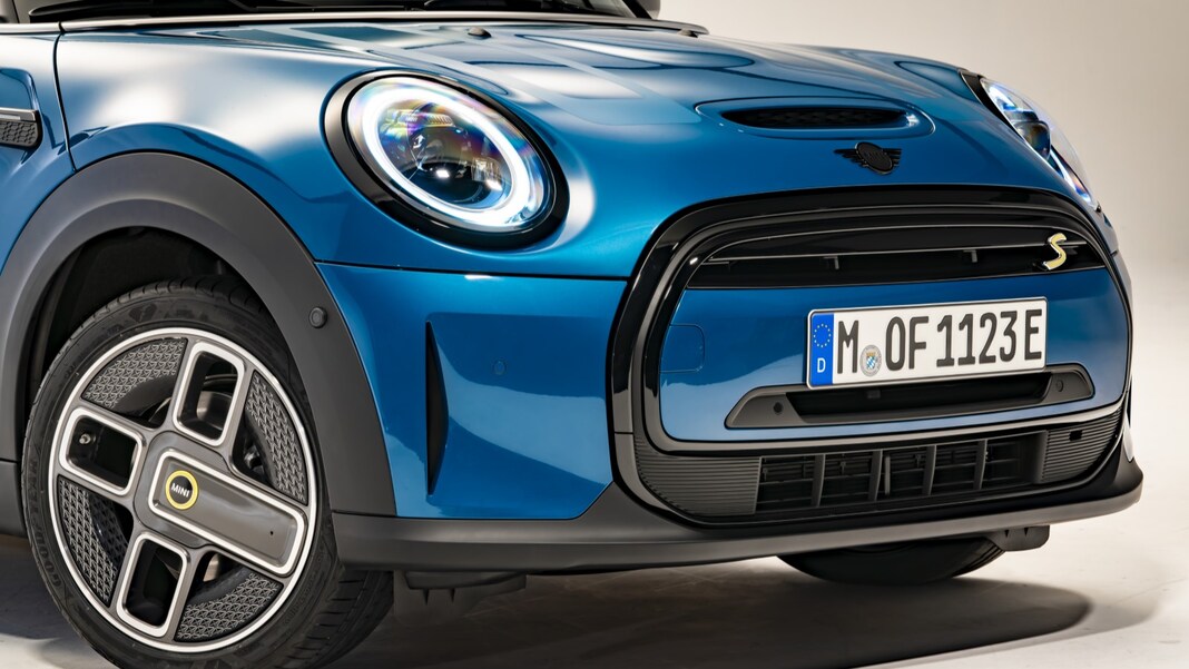 2022 Mini Cooper Refresh Adds More Features, New Look | Kelley Blue Book