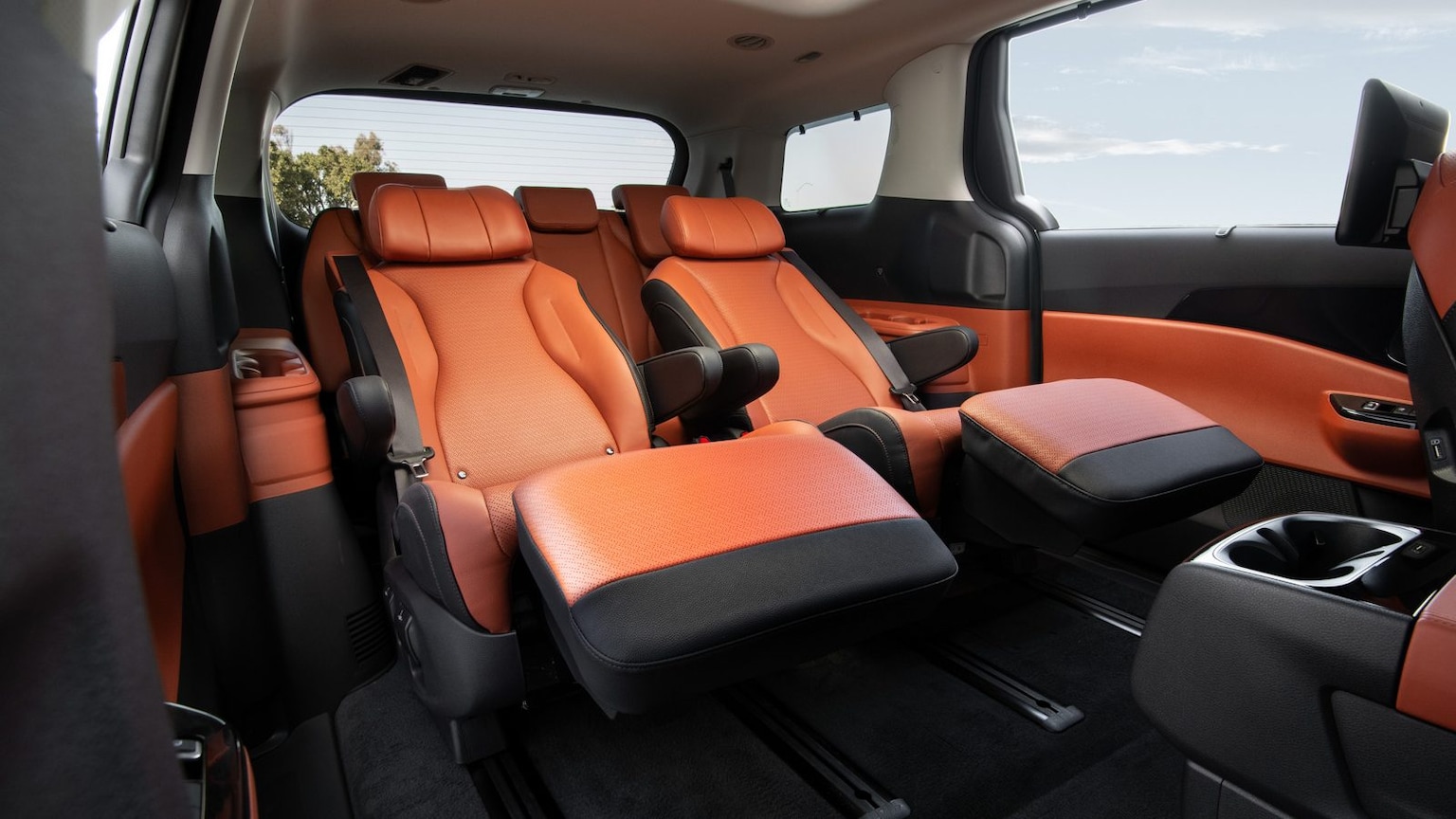 A Closer Look at the Kia Carnival's Folding, Reclining, Removable