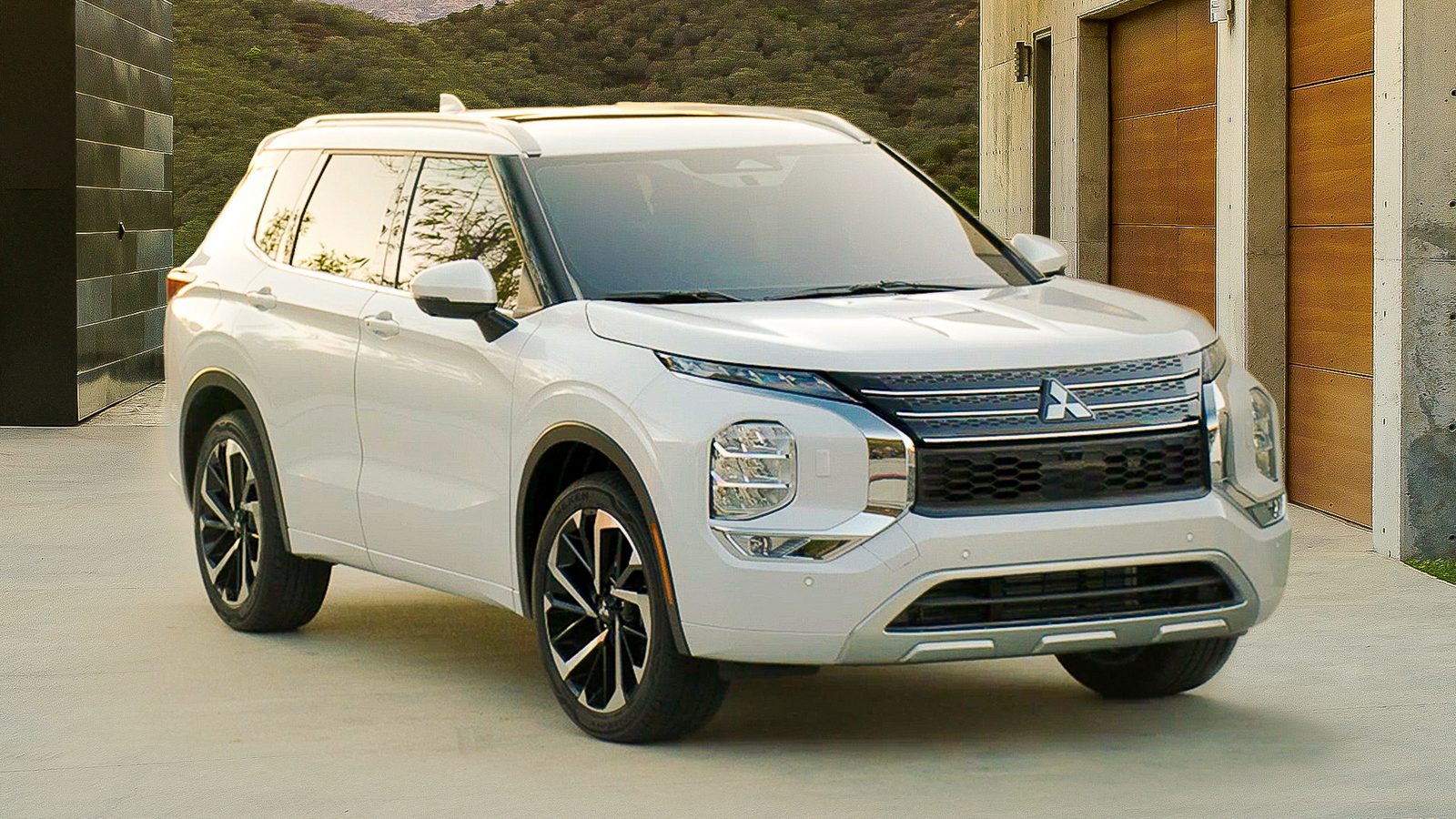 Outlander Schedule 2022 2022 Mitsubishi Outlander Vs. 2022 Chevrolet Equinox Comparison - Kelley  Blue Book
