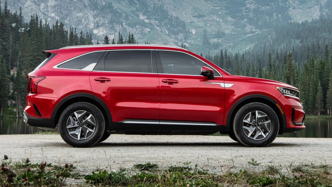 2022 Kia Sorento vs. 2022 Mitsubishi Outlander Comparison Kelley Blue