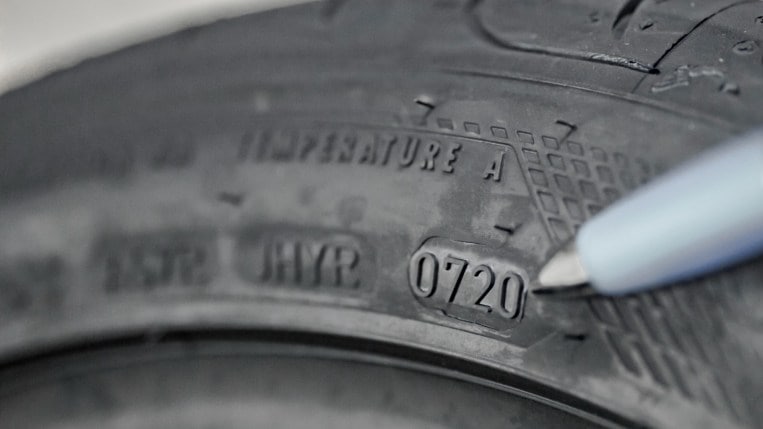 DOT date number on a car tire