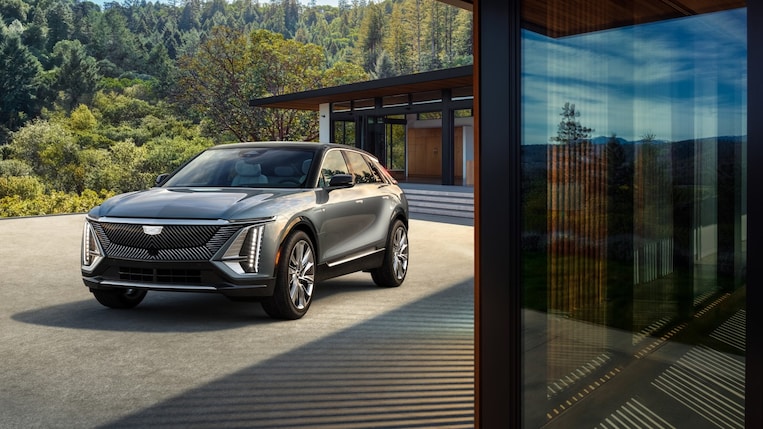 2023-Cadillac-LYRIQ-front-three-quarter.