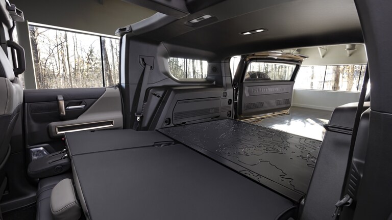 GMC Hummer SUV EV vs. Rivian R1S Comparison | Kelley Blue Book