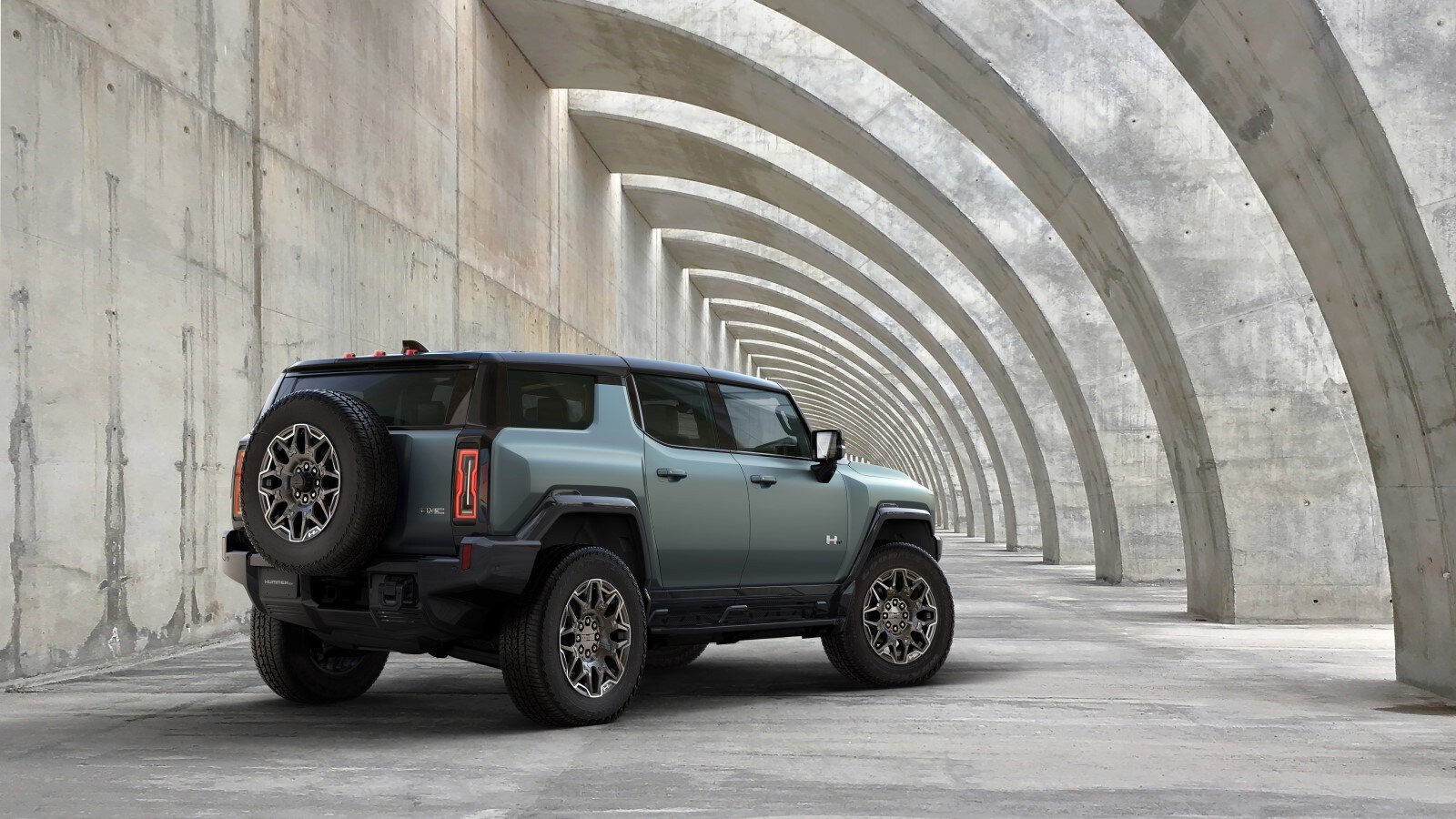 GMC Hummer SUV Debuts With 300 Mile Electric Range Off Road Chops