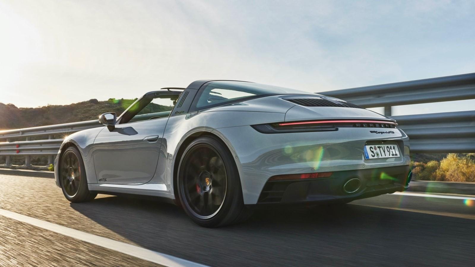 Porsche The new 911 GTS models カタログ Porsche Adds 2022 911 GTS to Model Lineup - Kelley Blue Book